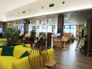 いかにも寛げそうなソファが並ぶ休憩スペースに隣接した場所にあるレストランは店頭の端末やモバイルでオーダーが可能。86席が置かれた広々とした空間を確保。大型ビジョンではスポーツ観戦を楽しめる