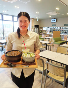 中村さんは横浜市戸塚区で小学校時代を過ごし宮城県仙台市に移住。大学時代は北海道の学校に進学、学生時代はバスケットボールに取り組む日々だったとのこと。現在は温浴施設レストラン部門で社員・スタッフのマネジメント業務をメインに行っている
