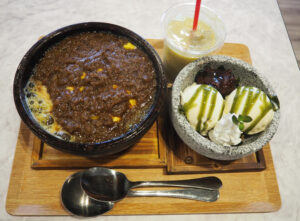 「石鍋で仕上げた香ばしさと熱々の旨み。ひと口ごとに広がる、できたての贅沢」と謳(うた)う「石焼きロウリュカレー・チーズオムレツ」(1200円、価格は全て税込)と「ストーンアイス抹茶」(680円)、パインとキウイのスムージー「美フレッシュ」(550円)を注文