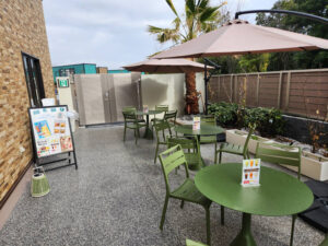 屋外サウナのテラスエリアでは着替えの手間なしに軽食やドリンクを楽しむことができる(株式会社グリーンクロス提供)