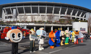 消防車両の展示やキャラクターとの「ふれあい広場」も大人気。2023年から3年連続で晴天の下での開催が続いている(2024年開催時)