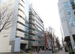 各線新横浜駅から徒歩5~6分のシルバービル(左)はF・マリノス通り沿いにある