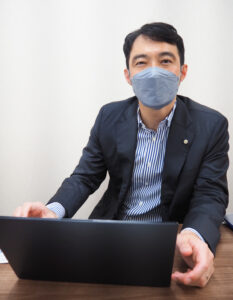 港北区新横浜を拠点に業務を開始して以来20周年を迎え「(相談内容が解決し)『ほっとしました』と言われることが一番うれしい瞬間です」と語る司法書士の佐伯啓輔さん(司法書士佐伯啓輔事務所、2026年1月)