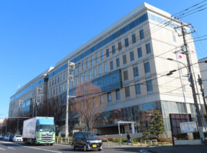 綱島街道の南西側から見た「慶應義塾大学協生館」。藤原洋記念ホールは2階の南側に位置しており、箕輪町側からのアクセスも便利（2025年2月）