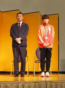 緊張した面持ちで受賞の瞬間に臨む金澤さんと中田さん