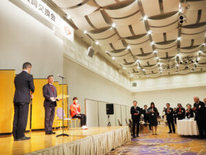 表彰状を受け取ると大きな拍手が上がっていた