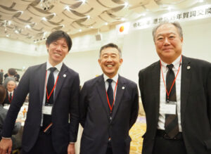 金澤さんは長年地域活動を行う木村昌実さん（右）、2024年から仲間に加わった神原一輝さんとともに受賞の喜びを分かち合った