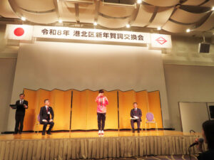 中田さんは手話通訳者を通じて金メダルの喜びを報告