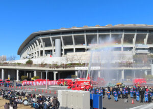 今年（2026年）も新年を祝うかの美しい虹が現れた「一斉放水」の様子（1月10日、新横浜公園）