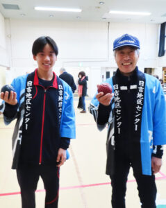 日吉地区センターの1階レクホールで「ボッチャ体験」に臨んだ日吉台中学校の大坪君（左）、日吉地区スポーツ推進委員連絡協議会の前会長・喜田さん