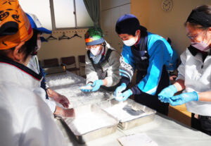 中本伊織君は餅の成型を担当。地域の人々からのレクチャーを受け真剣に作業に取り組んでいた