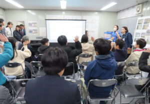 渡辺藤原設計によりデザインされた新「さかえ住宅」の2つの外観(A案とB案)のいずれが良いかをアンケート。参加者は挙手で回答を行った