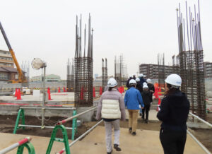 安全のためのヘルメットを着用し、早速、建設が進む現場へ。まだ全体の3割くらいの進捗とのこと