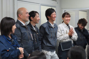 小俣組のユニフォームはジーンズ風の生地を採用するなどカジュアルな雰囲気を伝える。女性社員が地方から上京し活躍しているエピソードも披露していた