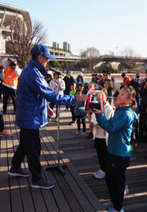 表彰式で記念の賞状、トロフィー、記念品を受け取った