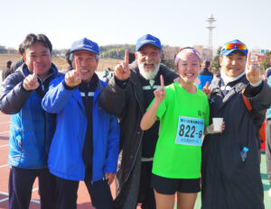 「ゴール直後」で井上さんを出迎えた日吉連合町内会チームの皆さん。41回目で初の優勝。喜びを爆発させていた。最右が佐藤監督