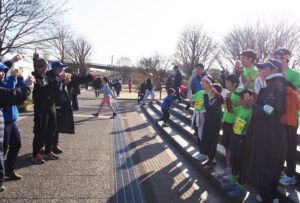 初の栄冠を喜ぶ記念写真のシーンも