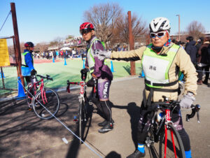 自転車で「先導」や「後尾」を担当する皆さん。地域内外から駆け付け会の運営を支えてくれている