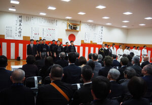 齊藤署長が謝辞と管内の事件・事故発生状況を述べ、とりわけ特殊詐欺被害が約7億6千万円であったことなども報告。「署員376人が一丸となって治安維持に取り組みたい」との決意を表明していた