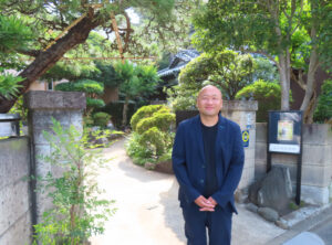 大倉山駅や綱島駅からアクセス可能な大曽根台にある「ふかわ写真館」の冨川拓未さんは地元港北区生まれ・育ち。地域をよく知るカメラマンとして活躍している（2025年7月）