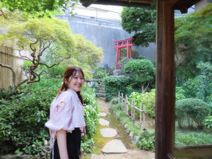 自然あふれる古式ゆかしき日本の風情を感じられることもあり、著名人の写真撮影も多くなっているという（写真はファッション診断サロンYou-Stying=ユースタイリング＝師岡町の間島知美さん）