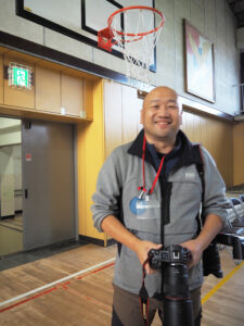 「学校カメラマン」としても港北区周辺エリアで広く活躍している冨川拓未さん。明るい人柄の周囲では笑顔が絶えない