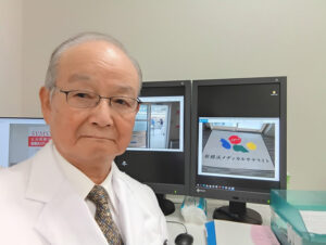 慶應義塾大学医学部卒業の医学博士で北里大学医学部元教授の藏本博行名誉院長が開院から10周年を迎えた感謝の想いを語る（新横浜メディカルサテライト提供）