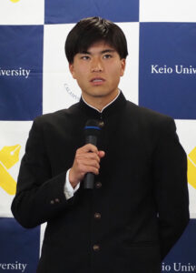 東京都世田谷区出身の田中選手は“浪人”してまで慶應のサッカー部に入りたかったという経歴も。「選手の入学時のクオリティーも高く、どうやって考え、頭を使い、相手を上回るかという思考のプロセス、とにかく“考えてプレーする”というところは培われたかなと思います」と入部当初からの歩みを振り返っていた