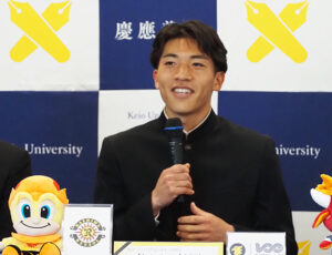 藤沢市出身の角田選手は共に商学部で田中選手と学んだという。「田中はゴルフ、自分は幼少期から水泳を習ってきたことがサッカーをプレーする上で大きかった」と語っていた