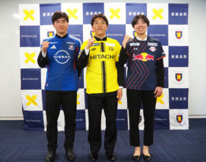 プロのユニフォームを纏（まと）う3選手。多くの部員たちも激励に訪れ、緊張感に包まれた会見の中でも「夢が叶った」笑顔と決意の表情を輝かせていた