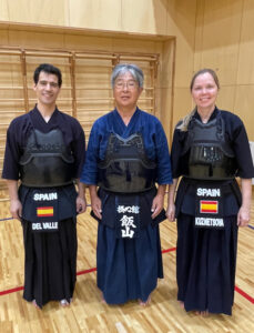 剣道を通じた国際交流を活発に行っている。中央が館長の飯山さん（同会提供）