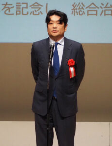 賞状を受け取った重田建設企業株式会社（都筑区葛が谷）の重田智則専務取締役が「これからも地元に密着し、安心安全な治水活動に励んでいきたい」との想いを語っていた