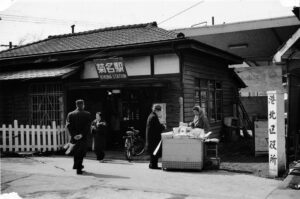 旧港北区役所が菊名地区センターのビル内に置かれていた頃の菊名駅。今回の企画について「地域の方々が主体になるような企画を考えた。写真を地域の方々から事前募集したり、来場者から当時の話を聞き出したり（オーラルヒストリー）するなど、この企画全てが地域の財産となるような企画構成とした。写真募集の際、パブリックドメインの許可を得られたものについては、だれもが使える地域の共有財産として、図書館への寄贈を予定している」とのこと（東急株式会社提供）