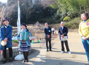 「熊野の森もろおかスタイル」代表の肥後さんが「植樹祭」に至る経緯について説明。続けて長瀬会長、竹下幸紀港北区長があいさつを行いました(右より)