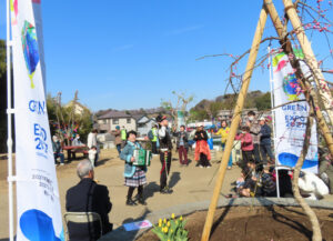 アートユニット・道草図案舎トマルコが「梅の丘ものがたり」を披露。楽しい時間を過ごしました