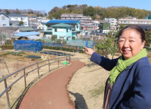 地域活動を行い地元・大倉山産の「はちみつ(ミエル)」のプロジェクトでも肥後さんとつながるNPO法人街カフェ大倉山ミエル(大倉山4)理事長の鈴木智香子さんもこの日参加。「畑部」として公園内の畑で野菜などを育て収穫しているとのこと