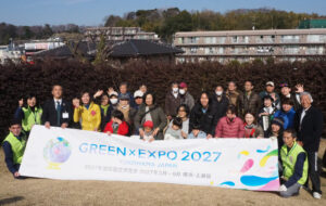 記念植樹を終え、参加者で記念撮影を行いました