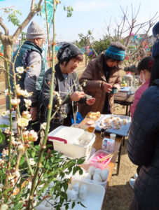 地域の人々によりおにぎりやカナッペ、甘酒や梅酒なども振舞われました