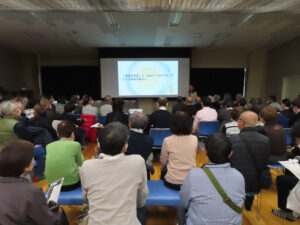 いよいよトークセッション「地域の写真とNHKアーカイブスでたどる菊名のくらし」がスタート。当初想定を大きく上回る来場でイスを補充。100人超が訪れていました