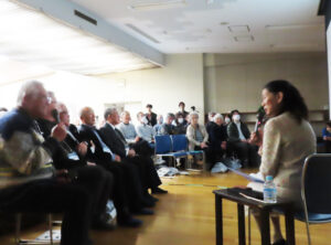 菊名ゆかりの元NHKアナウンサー・渡邊あゆみさんが司会進行を担当。写真や映像で街の変遷を振り返りながらそれぞれの想い出を語り合いました