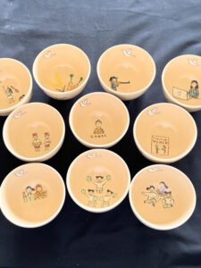 英理女子学院高校のロゴや学校の特徴が描かれた「茶器」(同校提供)