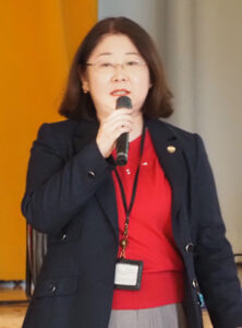 谷貝さんは大学院を卒業後、一旦社会に出てから慶應義塾大学法科大学院で再び弁護士の道に挑戦。子育てを行いながら弁護士として「いじめ予防」を呼び掛ける活動も行ってきた