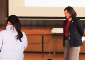 「いじめの強度」についてのグループからの発表に聞き入る谷貝さん。いじめを見聞きした際には「周囲の(信頼できる)大人を頼ってほしい」と呼び掛けた