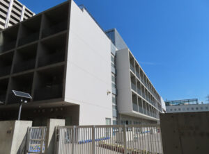 今年度(2025年度)から横浜市内で最多の児童数となった箕輪小学校アリーナ(体育館)で「美術ワークショップ」授業が行われた