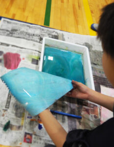 大学教育での学びをもとに構成した内容での授業として、専門的な背景をもつプログラムとして実施したという。一人ひとりが「世界にまたとない」自分だけのマーブリング作品製作に挑んだ