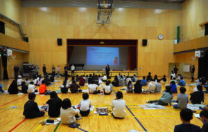 荒木准教授が登壇し子どもたちを「マーブリング」の世界へを誘う。今回の「マーブリング」ワークショップは、国内外における慶應義塾の名声を維持・向上させ、その教育・研究・医療の持続的発展に寄与することを目的とし、2015(平成27)年から運用を開始したという「石井・石橋基金」を使用しての事業として行われているという