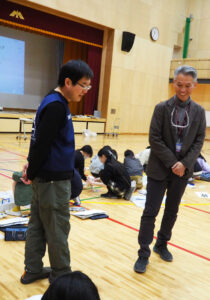 村越直之校長(右)も子どもたちの様子に目を細め笑顔に。開催に尽力した秋山さんと