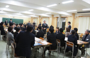 横浜平沼高校の回にも参加した「こども議連」幹事長の黒川勝市議が閉会のあいさつ。「解決策を、みんなでいろいろと考えてくれたな、というようなこと、色々な意見が出てきたのが非常に良かった。3年目、4年目と続けていく中で、新しいことを一緒にまた考え、その中から我々のヒントになるものを得られれば。活発な意見が出て、議論が高まって、これをここで終わらせてはいけないと思います」との想いを語っていました