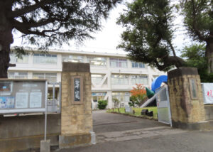 2024年5月に創立110周年を迎えた横浜翠嵐高校。港北区を含む学区でのトップ校だった歴史も。日吉出身で卒業生の彫刻家・田邊光彰(みつあき)さん(1939~2015)制作のモニュメントも校門近くに置かれている(2025年11月)