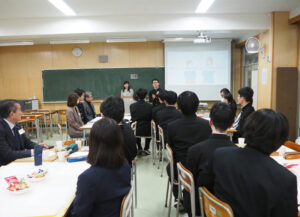 今回の企画の「発起人」となった横浜翠嵐高校の河田和真生徒会長があいさつ。司会進行は一般社団法人横浜イノベーション推進機構(中区本町)黒澤史津乃代表理事が行いました